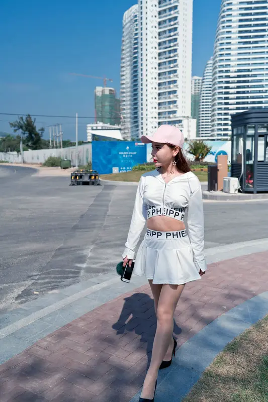 [魔镜街拍] 115 超短裙肉丝网红艾小青 - 魔镜街拍